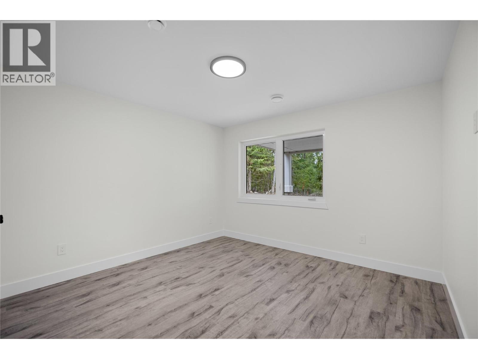 7279 Birch Close, Anglemont