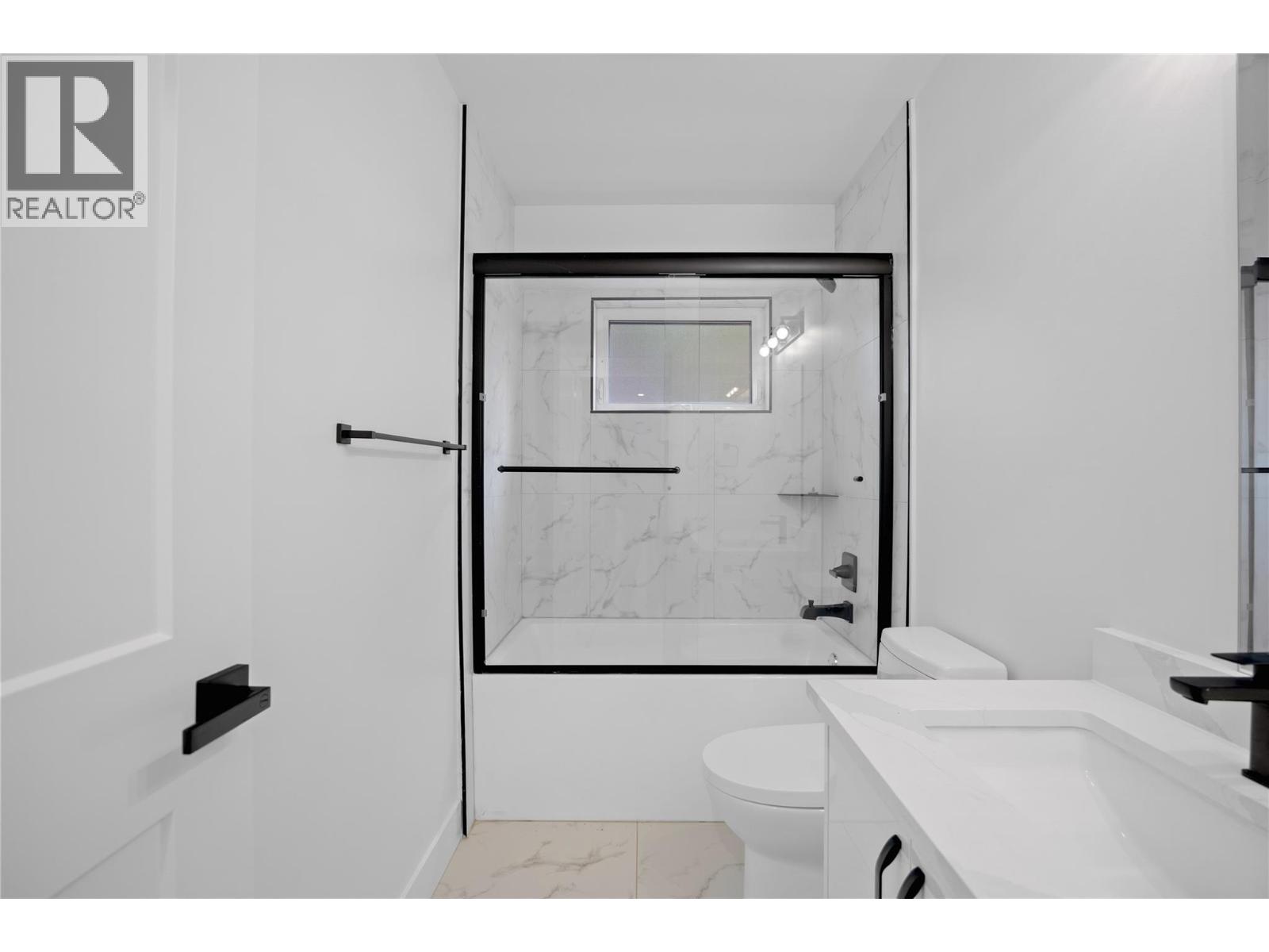 7279 Birch Close, Anglemont