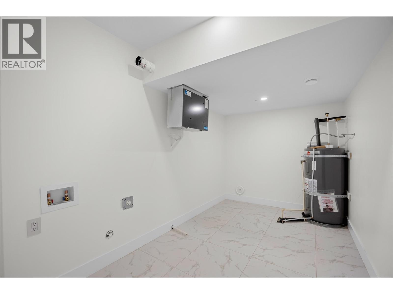 7279 Birch Close, Anglemont