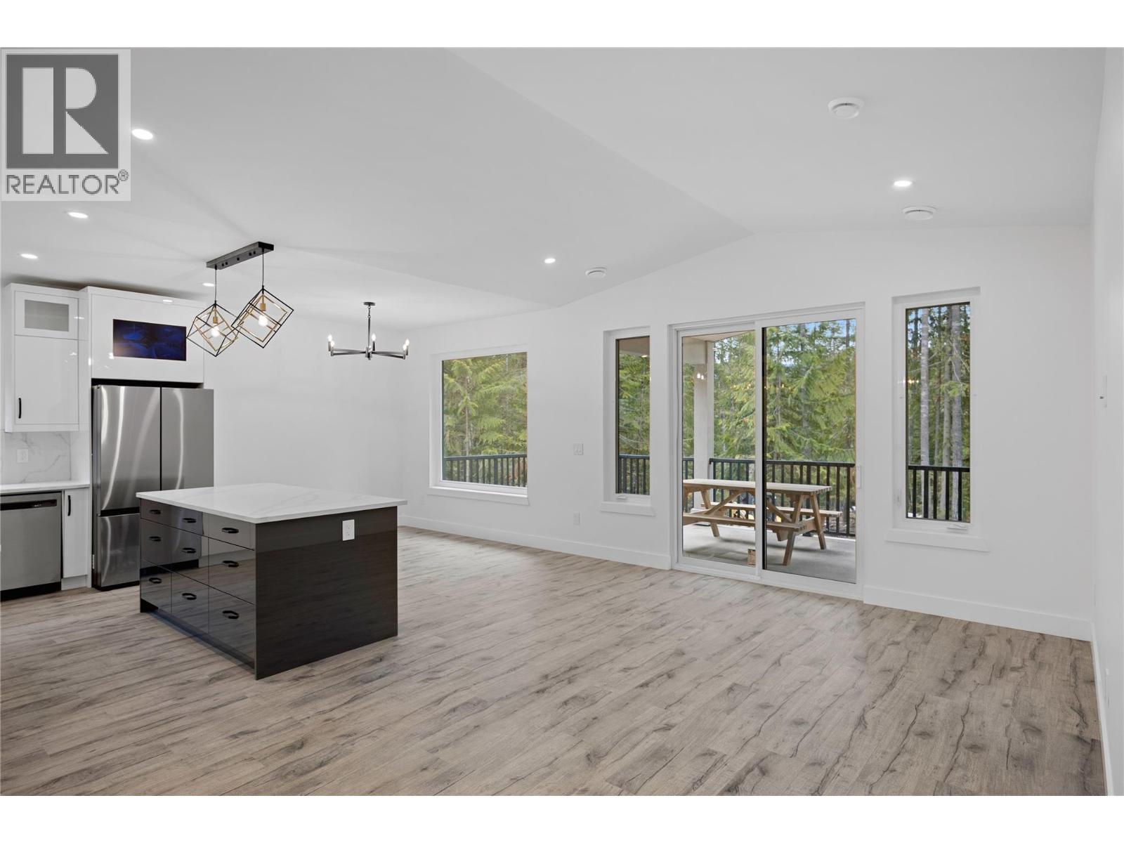 7279 Birch Close, Anglemont