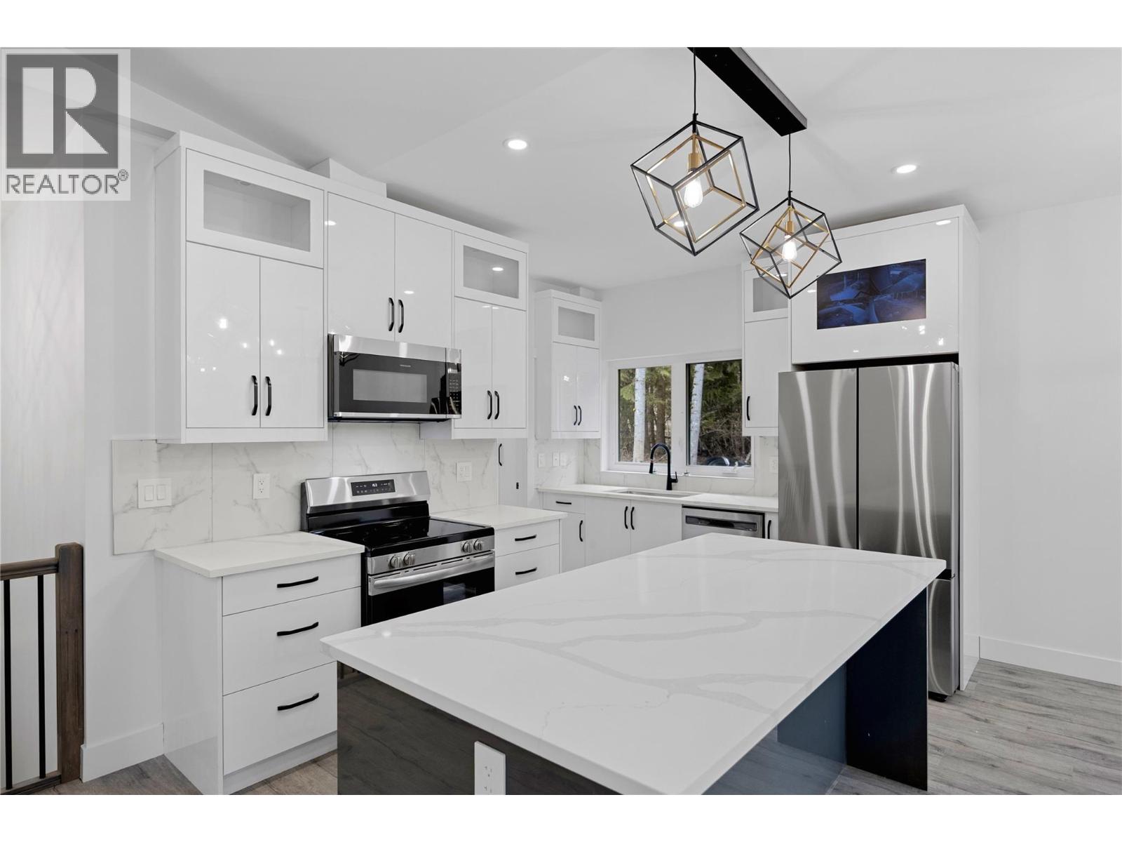 7279 Birch Close, Anglemont