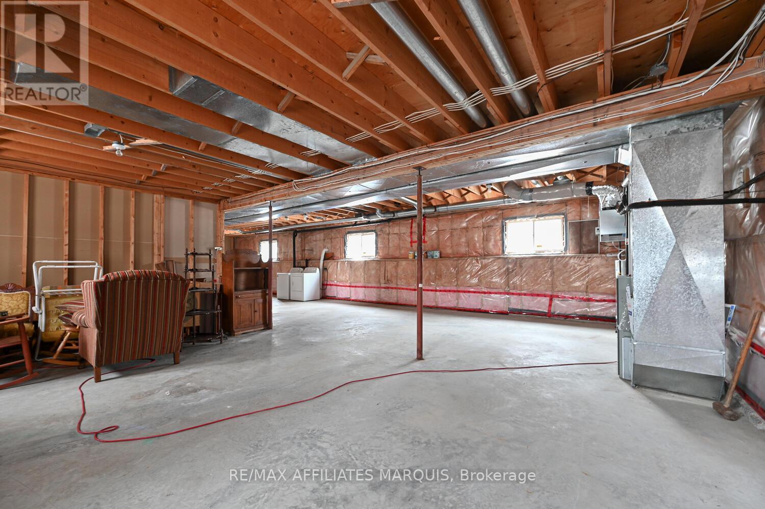 4 SOUTH POINT DRIVE — photo 37