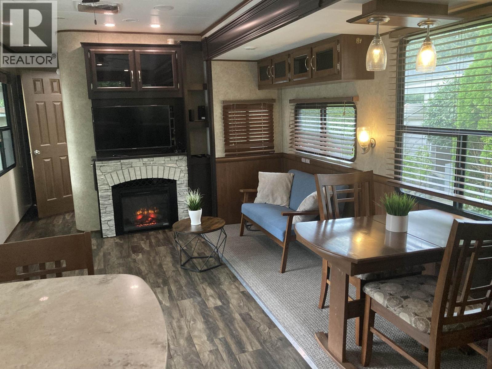 247 TOMAHAWK AVENUE, West Vancouver