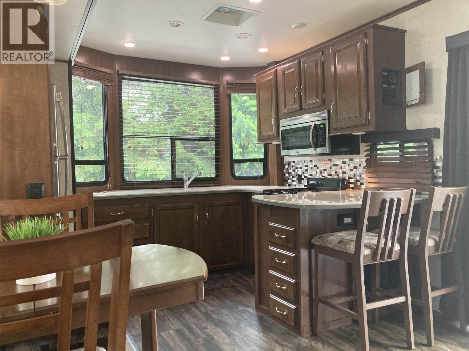 247 TOMAHAWK AVENUE, West Vancouver