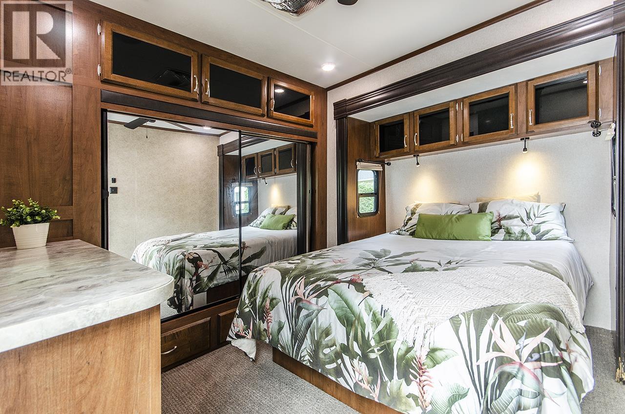 247 TOMAHAWK AVENUE, West Vancouver