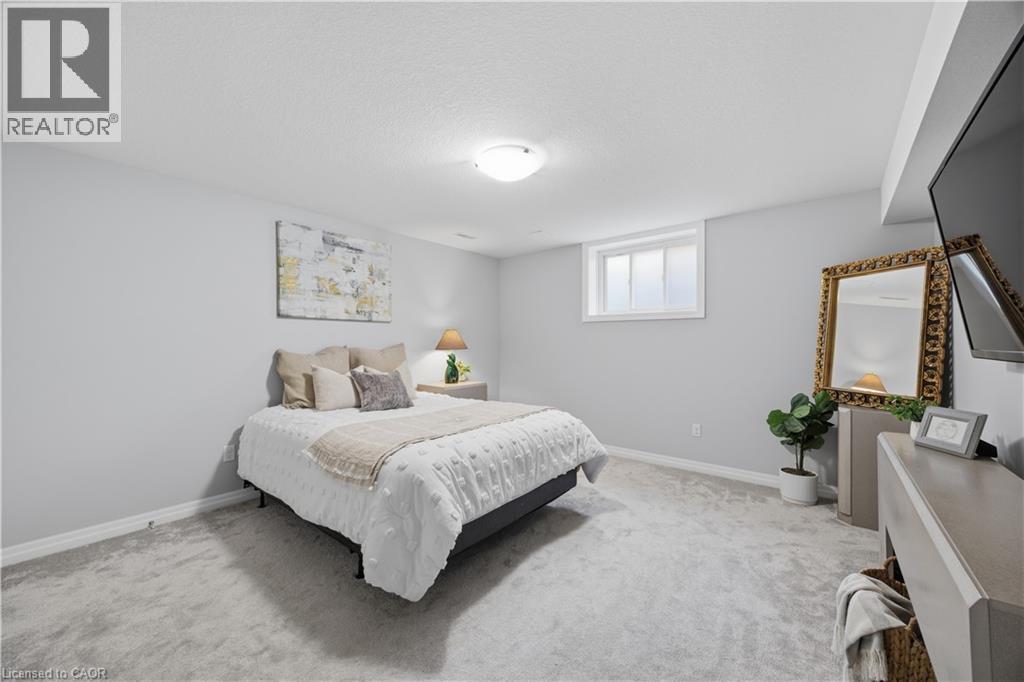 43 LOWRIE Crescent - 32