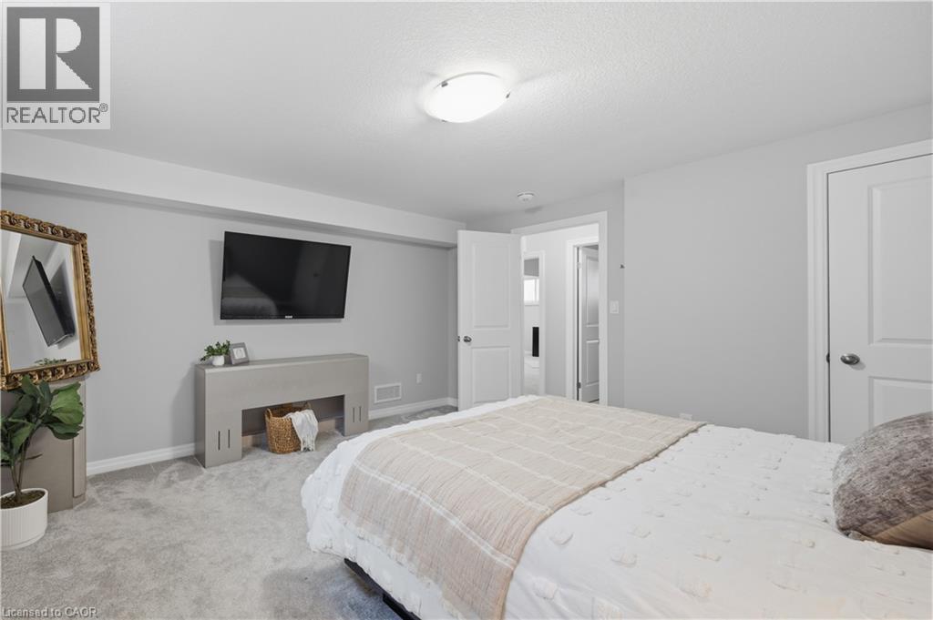 43 LOWRIE Crescent - 33