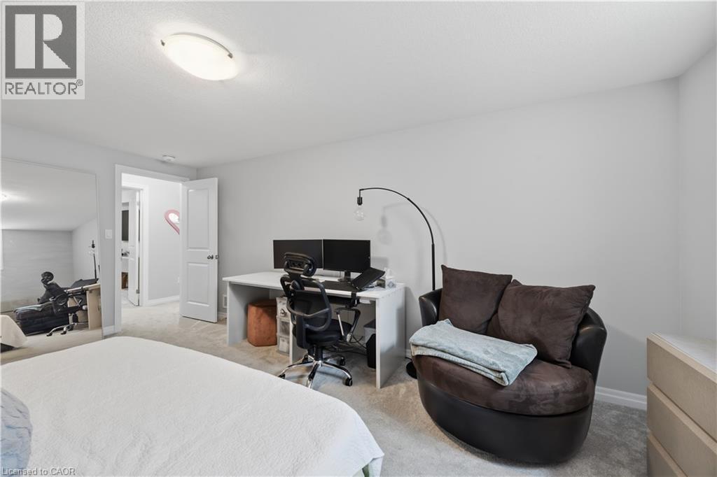 43 LOWRIE Crescent - 34