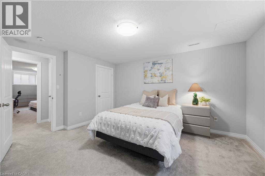 43 LOWRIE Crescent - 35