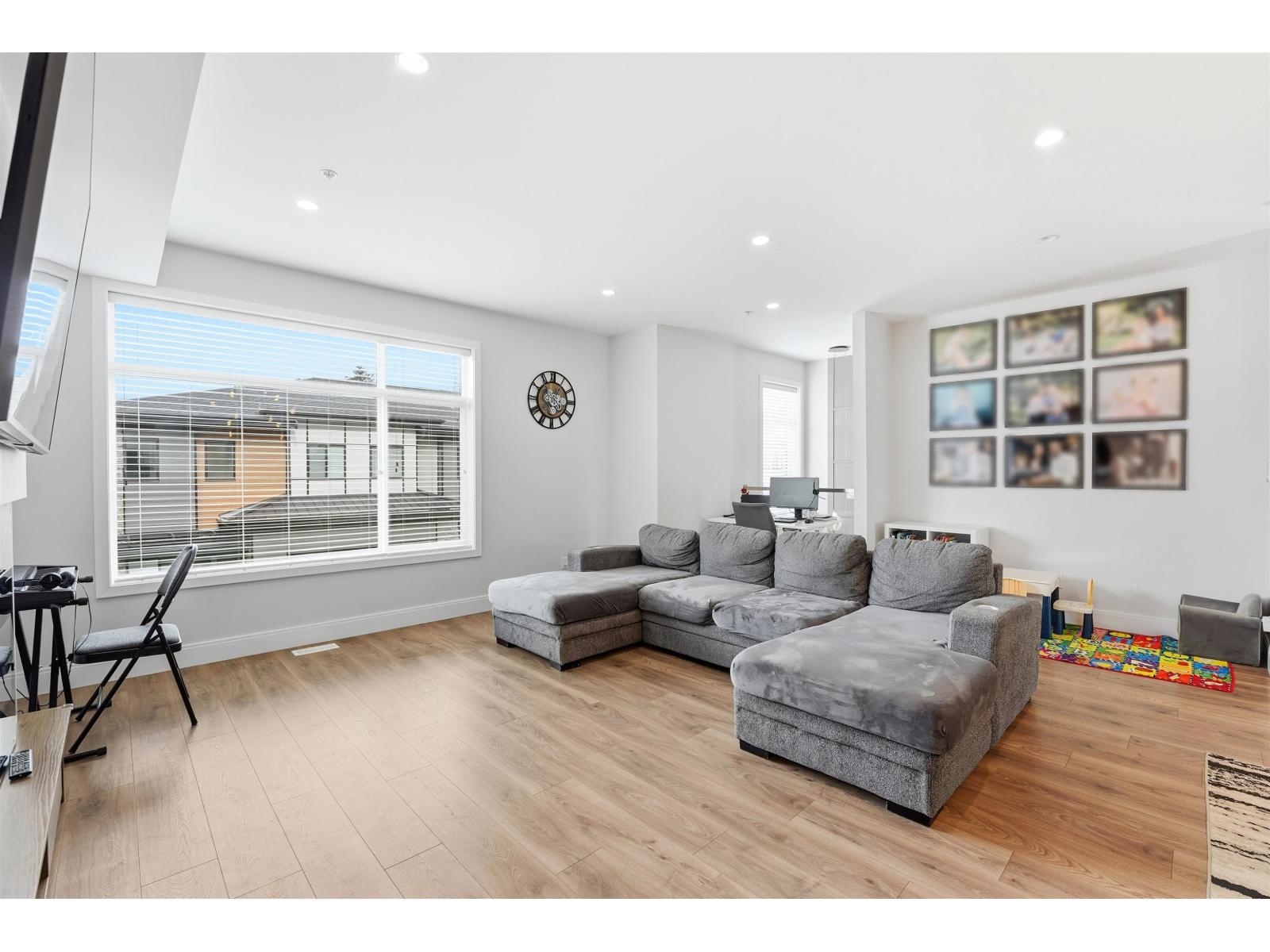 38 33209 CHERRY AVENUE, Mission