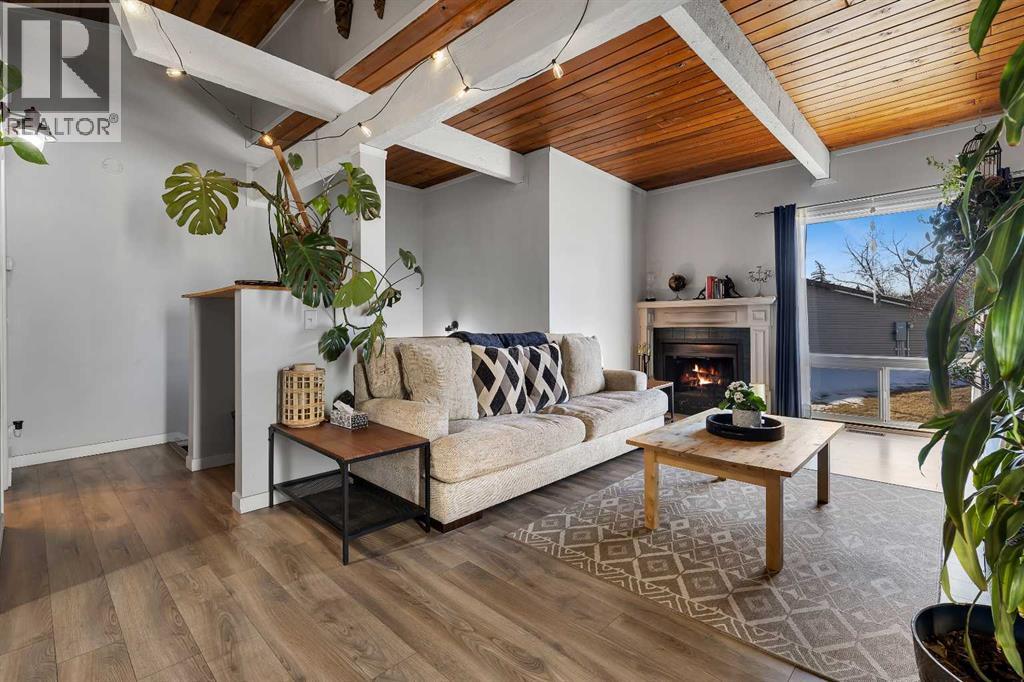 Single Family House Bi-level for Sale in  Pinemont Gate NE Pineridge Calgary 