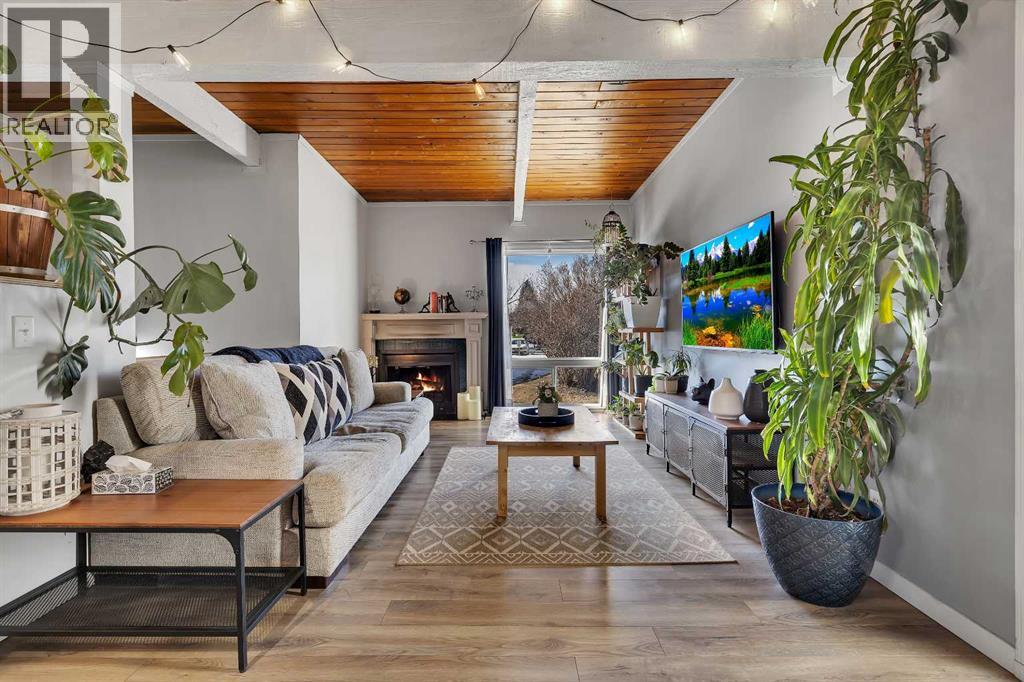 Single Family House Bi-level for Sale in  Pinemont Gate NE Pineridge Calgary 