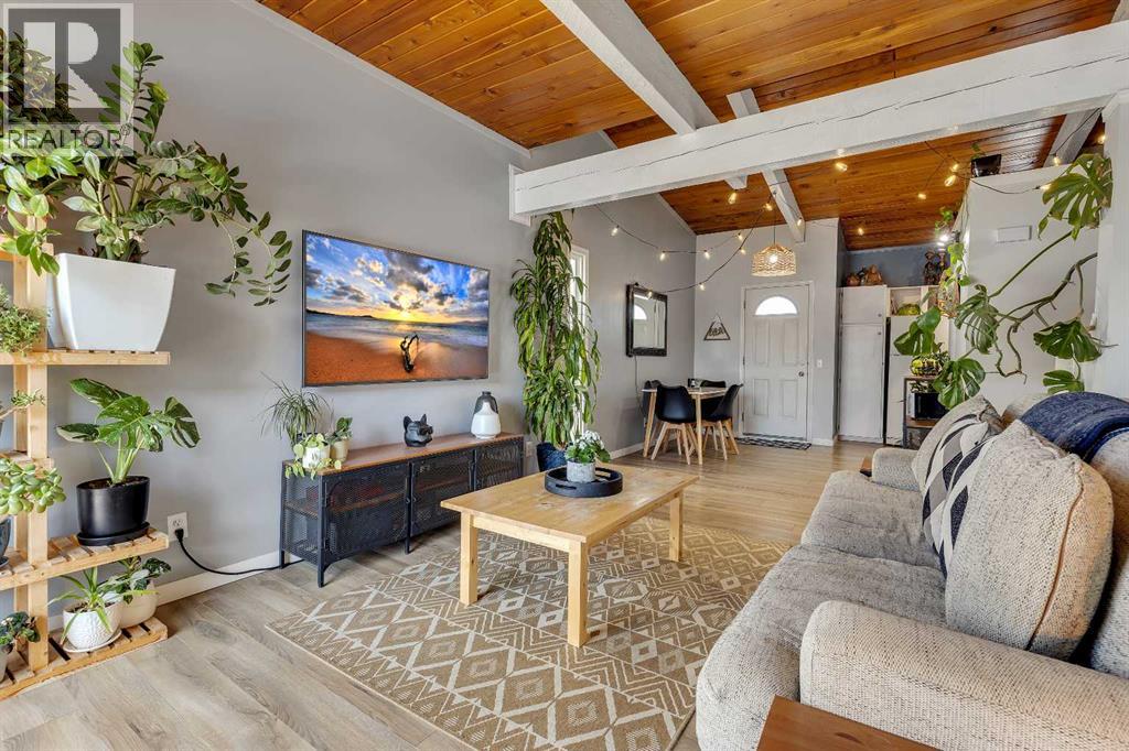 Single Family House Bi-level for Sale in  Pinemont Gate NE Pineridge Calgary 