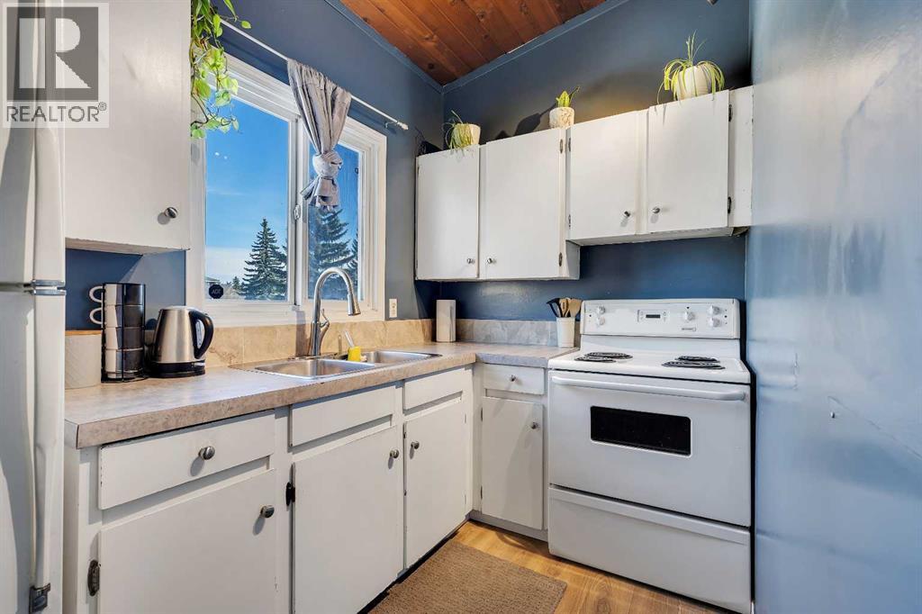 Single Family House Bi-level for Sale in  Pinemont Gate NE Pineridge Calgary 