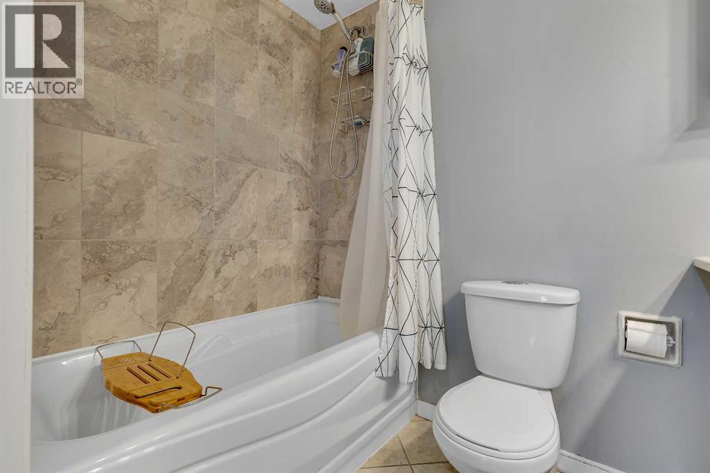 Single Family House Bi-level for Sale in  Pinemont Gate NE Pineridge Calgary 