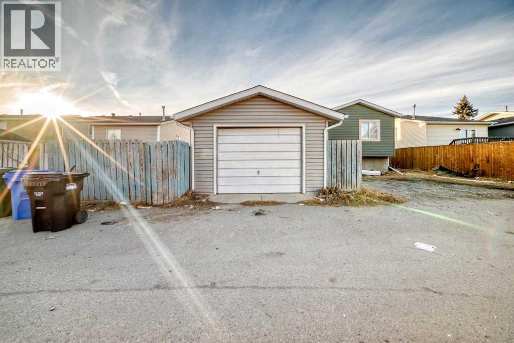 Single Family House for Sale in  Falmere Way NE Falconridge Calgary 