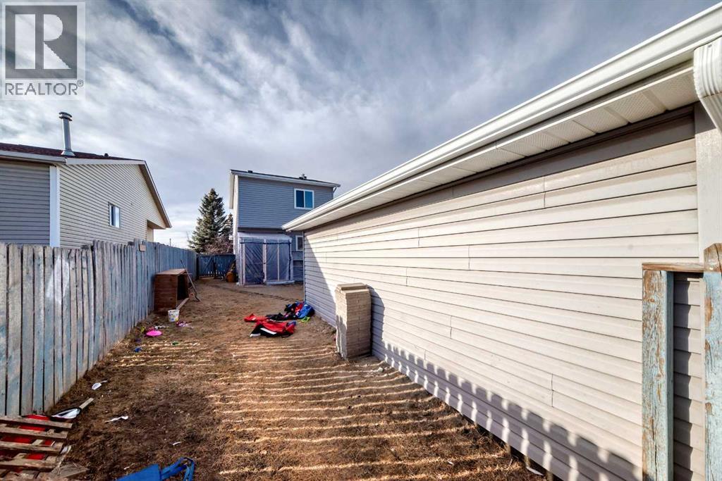 Single Family House for Sale in  Falmere Way NE Falconridge Calgary 