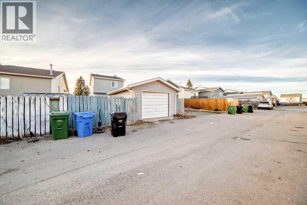 Single Family House for Sale in  Falmere Way NE Falconridge Calgary 