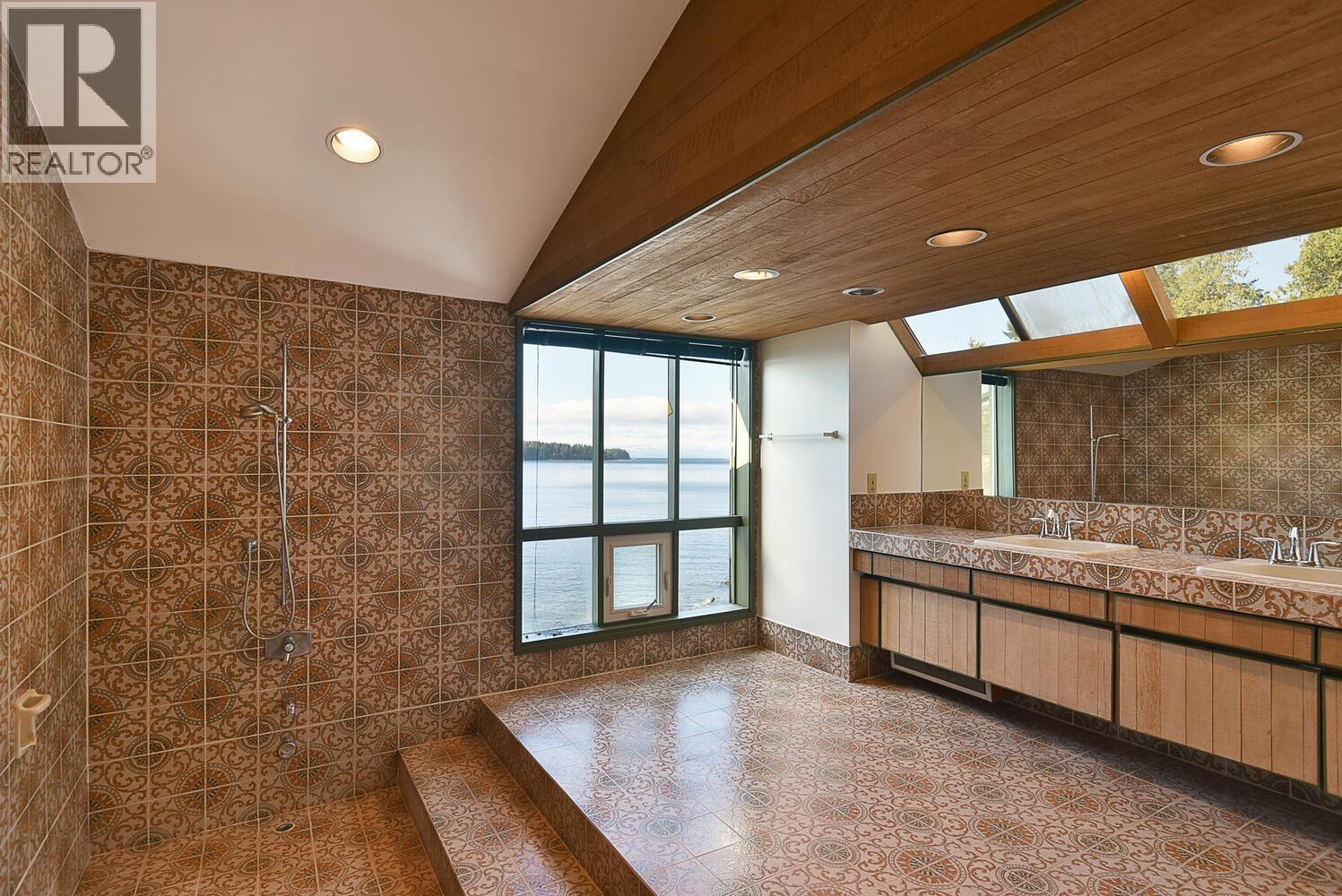 5907 SUNSHINE COAST HIGHWAY, Sechelt