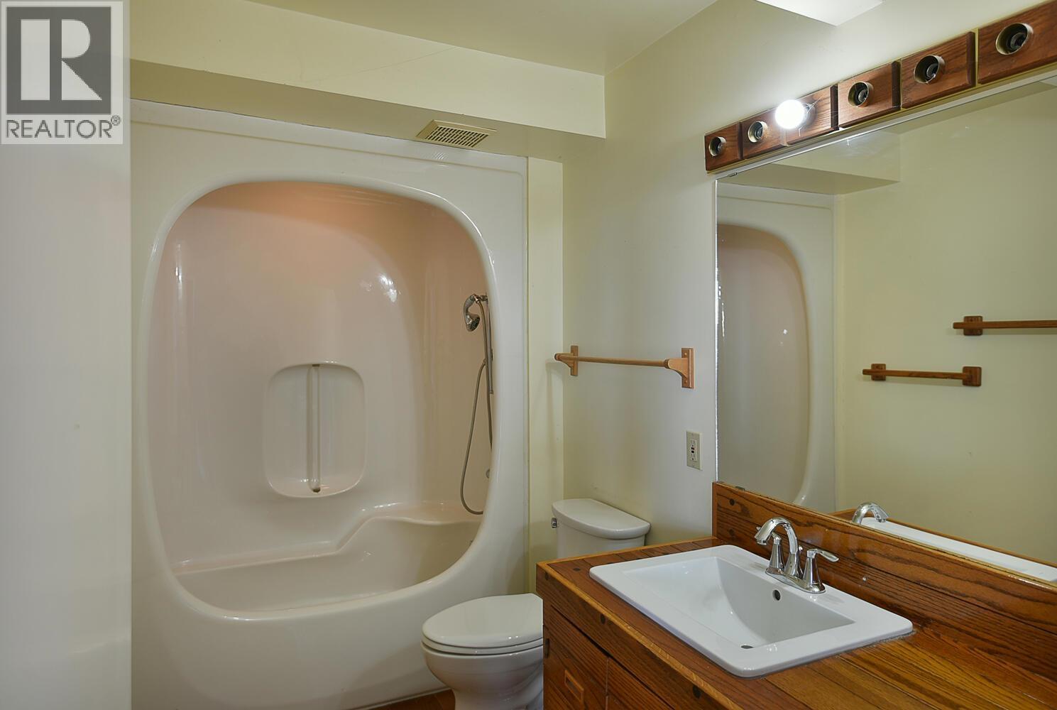 5907 SUNSHINE COAST HIGHWAY, Sechelt