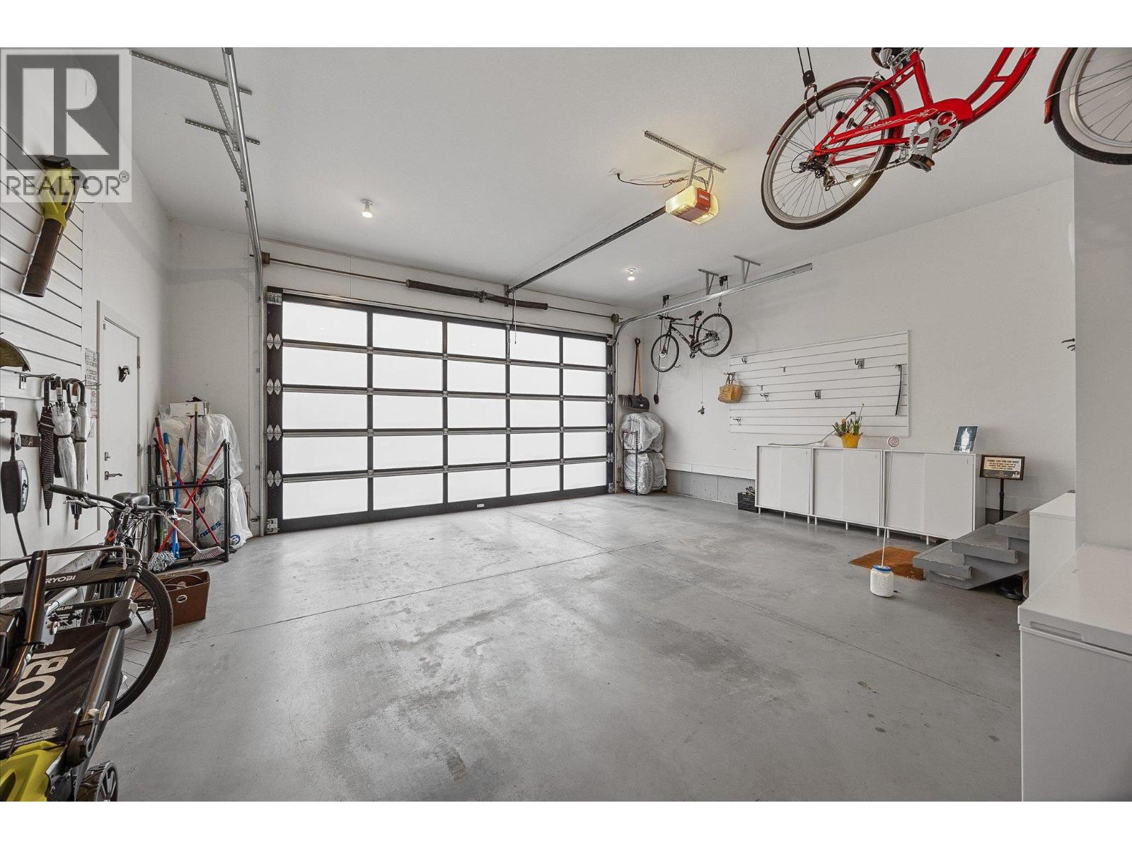  944 Hewetson Court, Kelowna