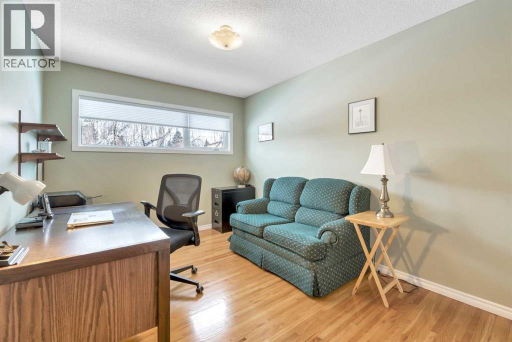 Single Family House Bi-level for Sale in  Lake Waterton Crescent SE Lake Bonavista Calgary 