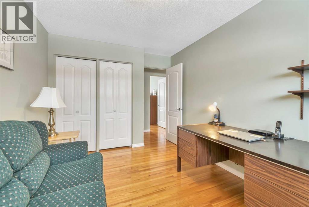 Single Family House Bi-level for Sale in  Lake Waterton Crescent SE Lake Bonavista Calgary 