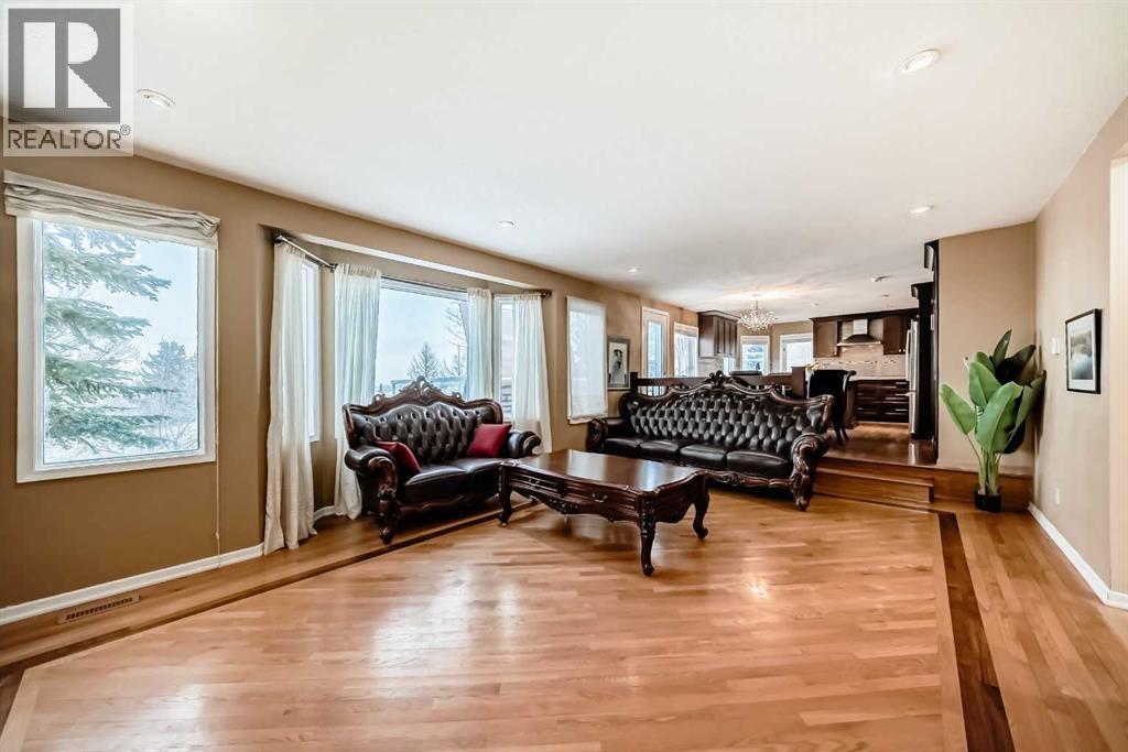 Single Family House for Sale in  Signal Hill Drive SW Signal Hill Calgary 