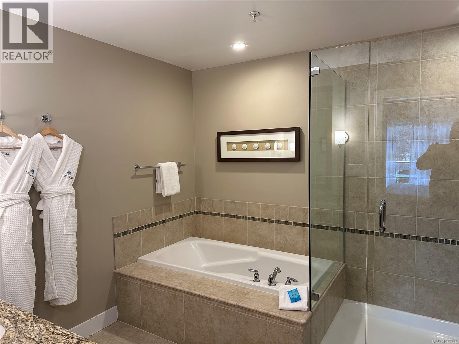 303D 181 Beachside Dr, Parksville