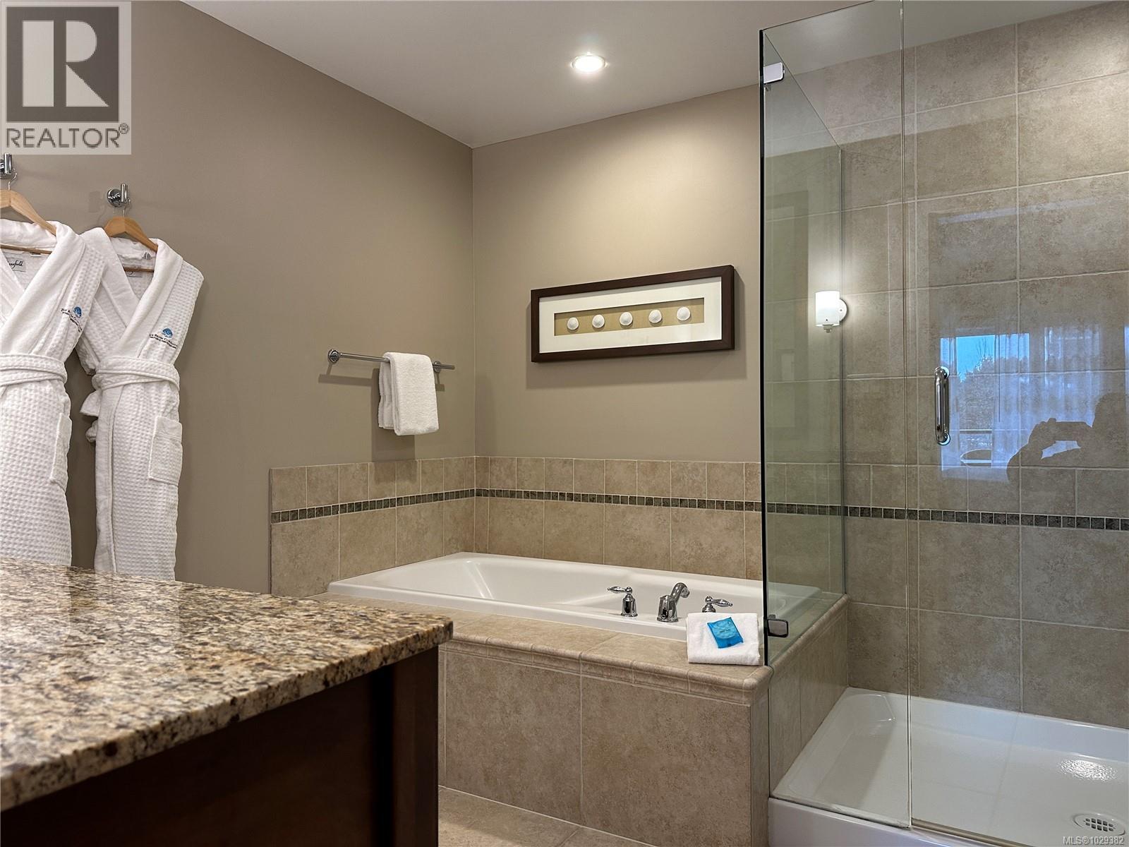 303D 181 Beachside Dr, Parksville