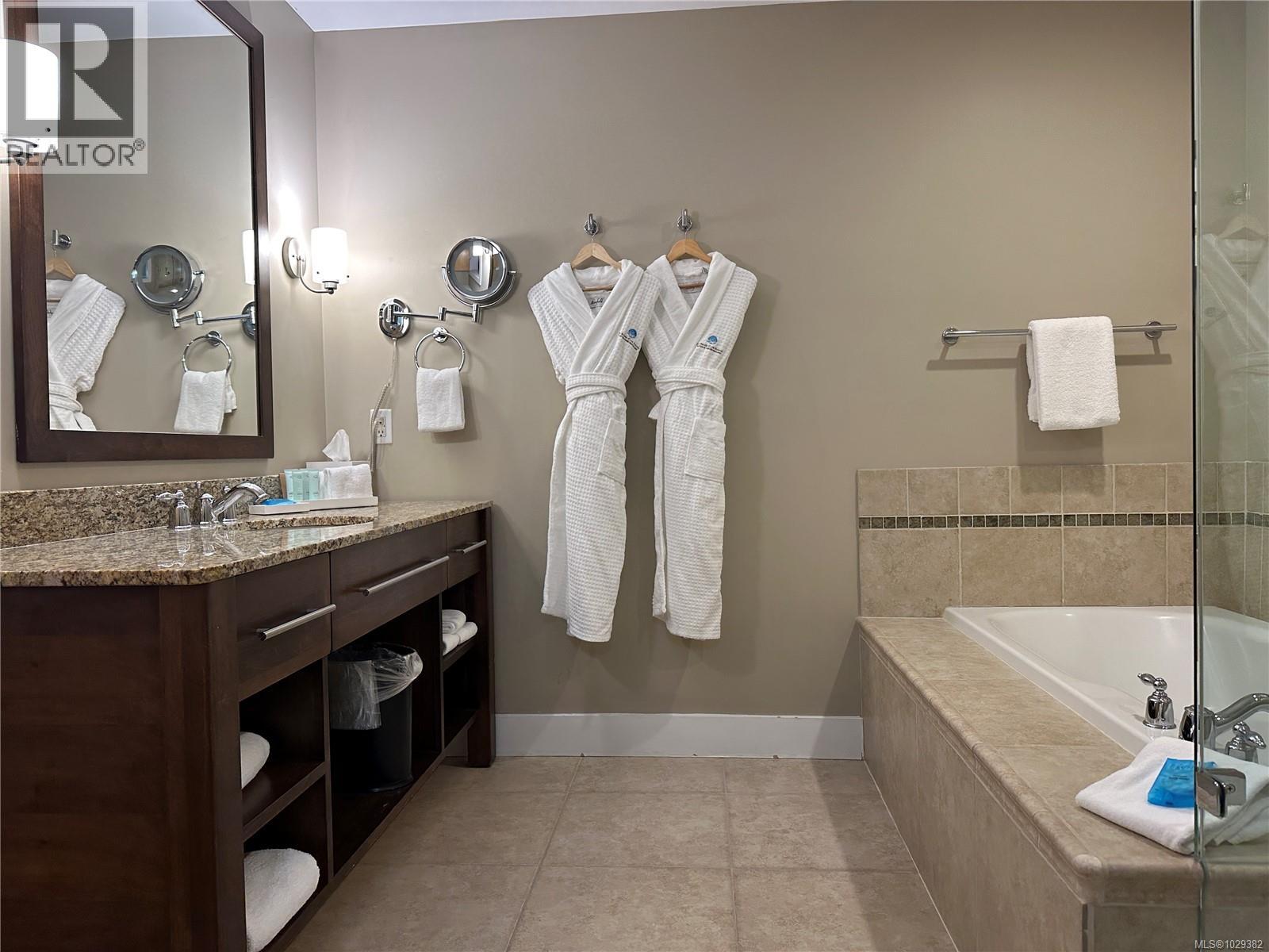 303D 181 Beachside Dr, Parksville