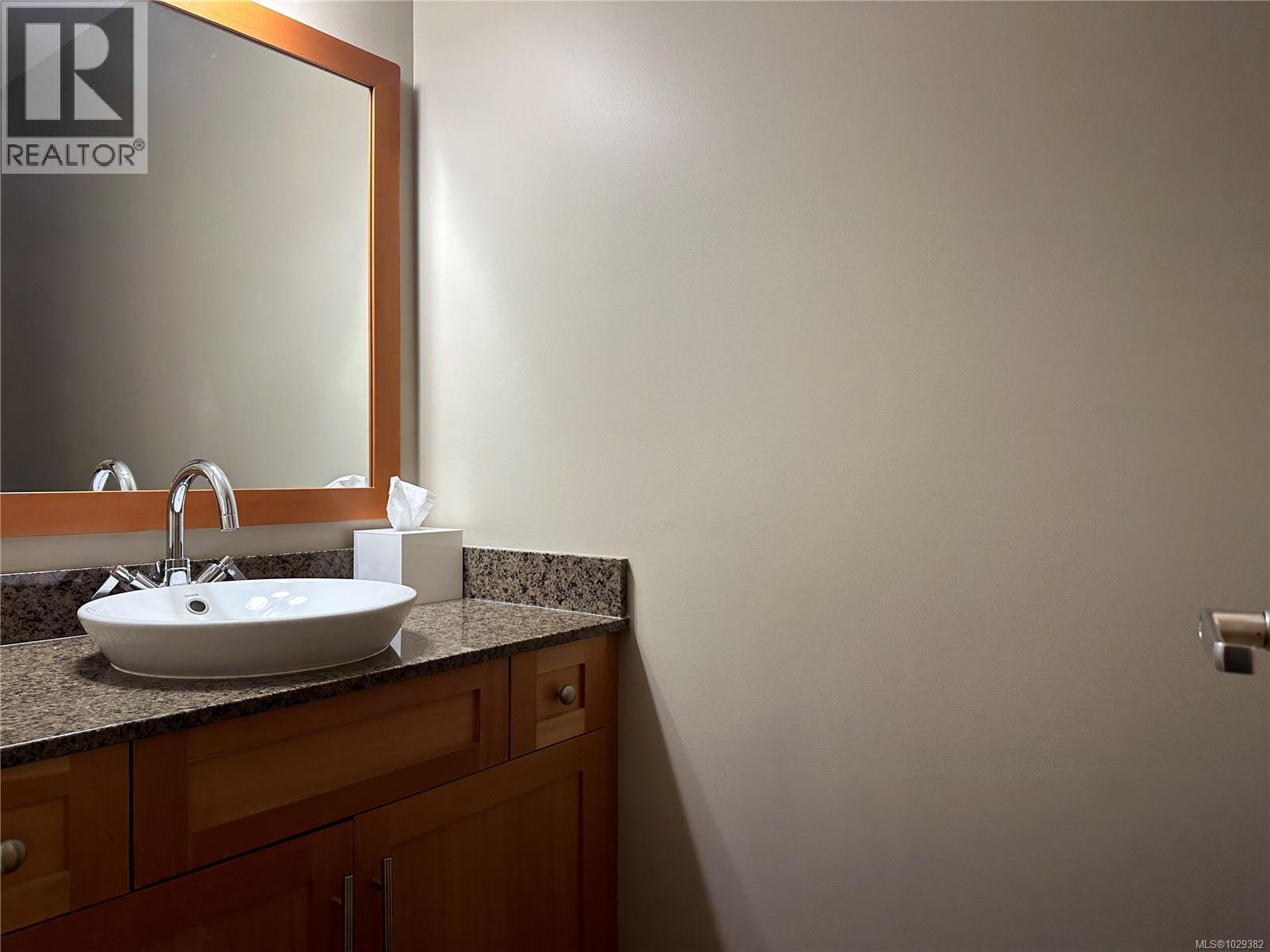 303D 181 Beachside Dr, Parksville