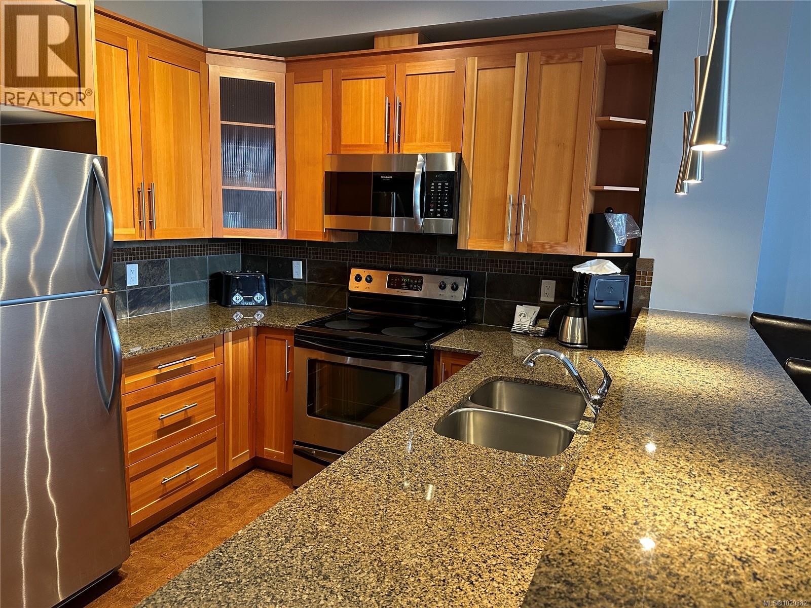 303D 181 Beachside Dr, Parksville