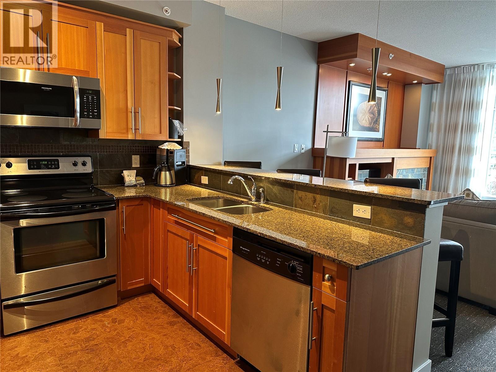 303D 181 Beachside Dr, Parksville