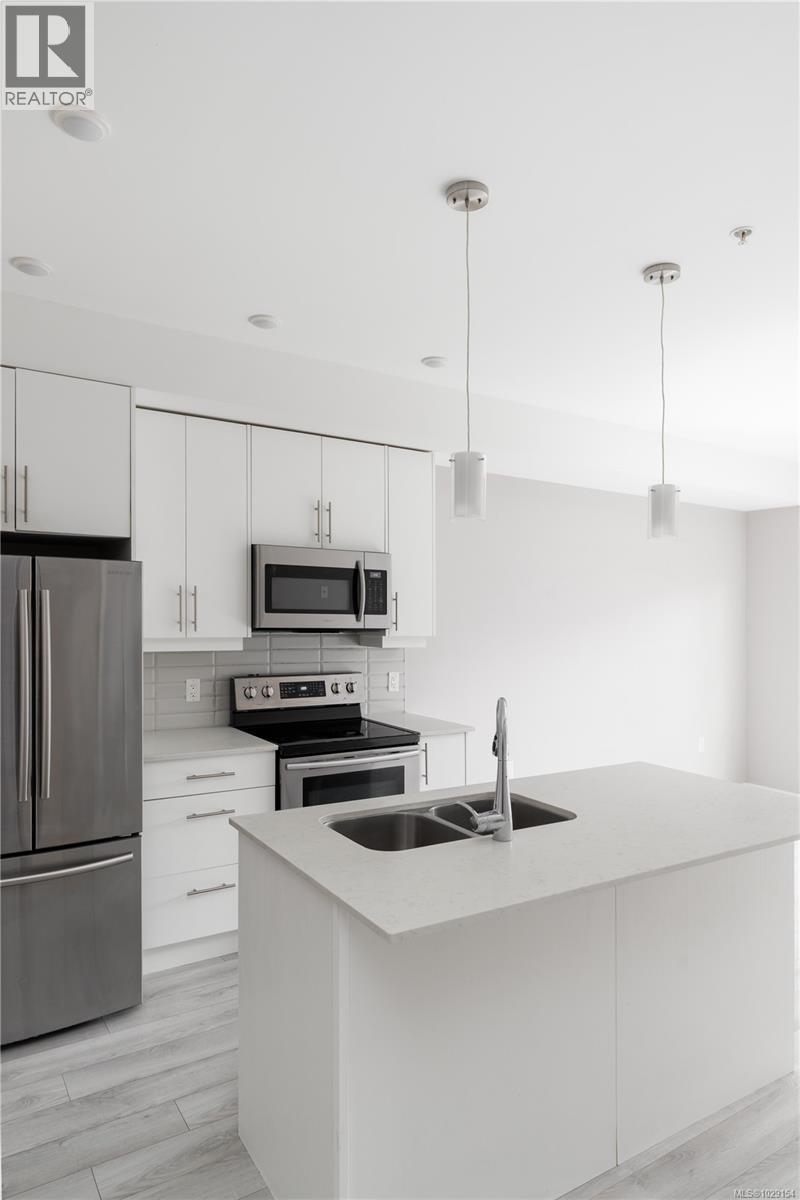 106 1020 Inverness Road, Saanich