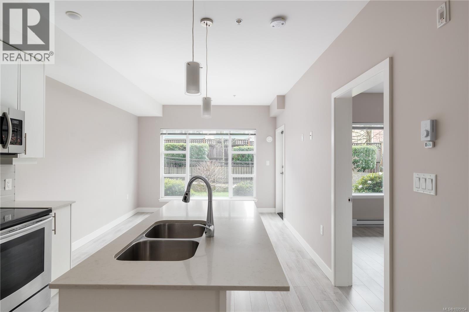 106 1020 Inverness Road, Saanich