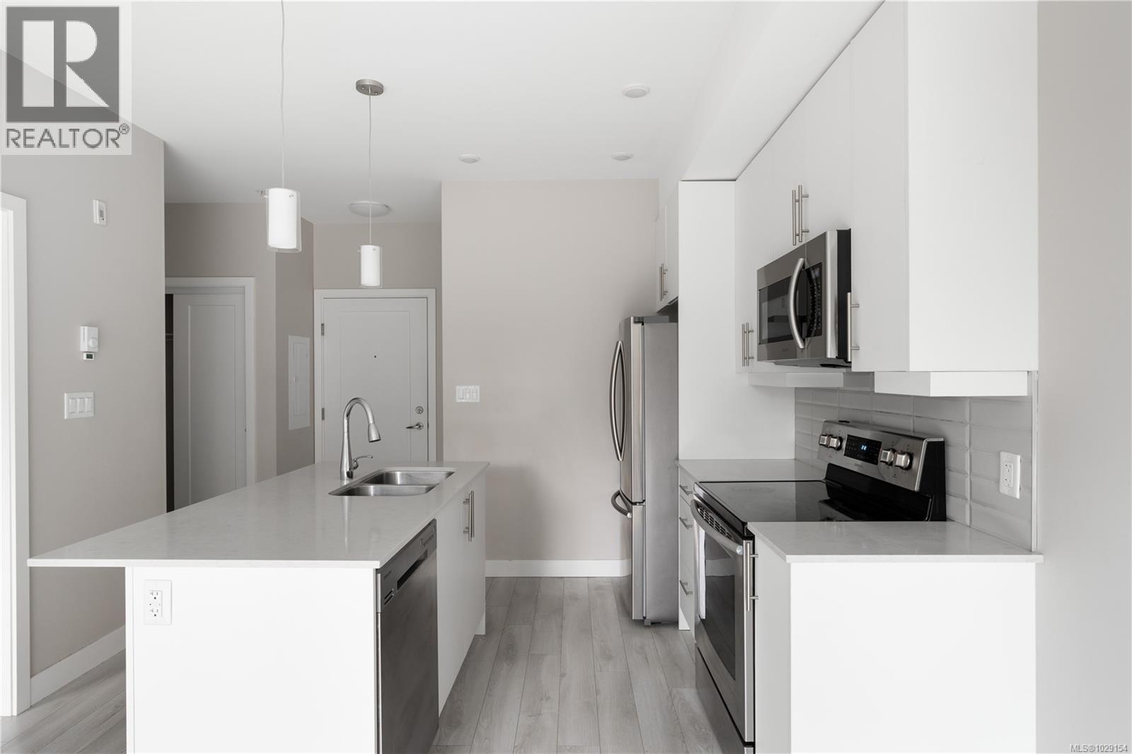 106 1020 Inverness Road, Saanich