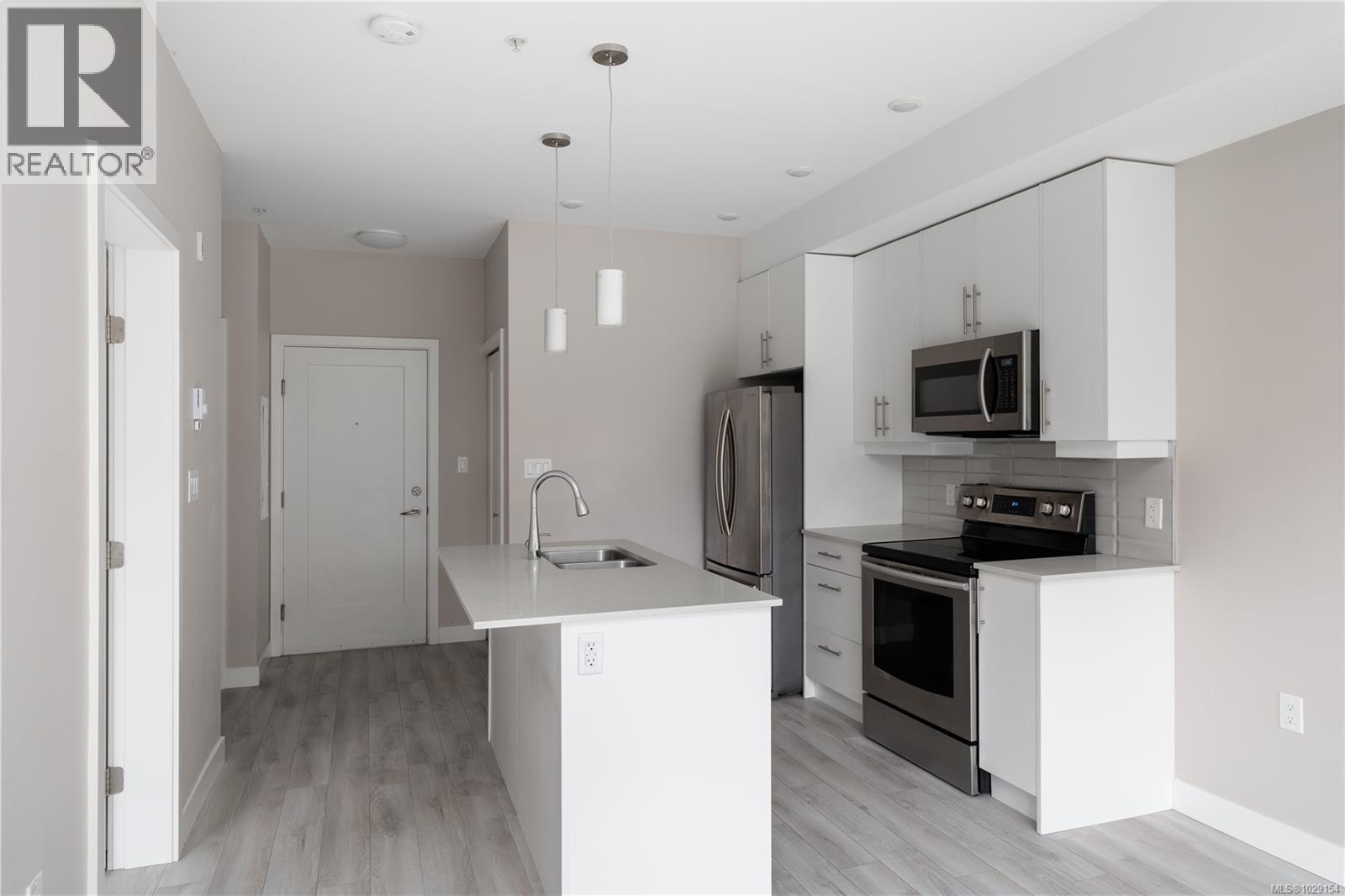 106 1020 Inverness Road, Saanich