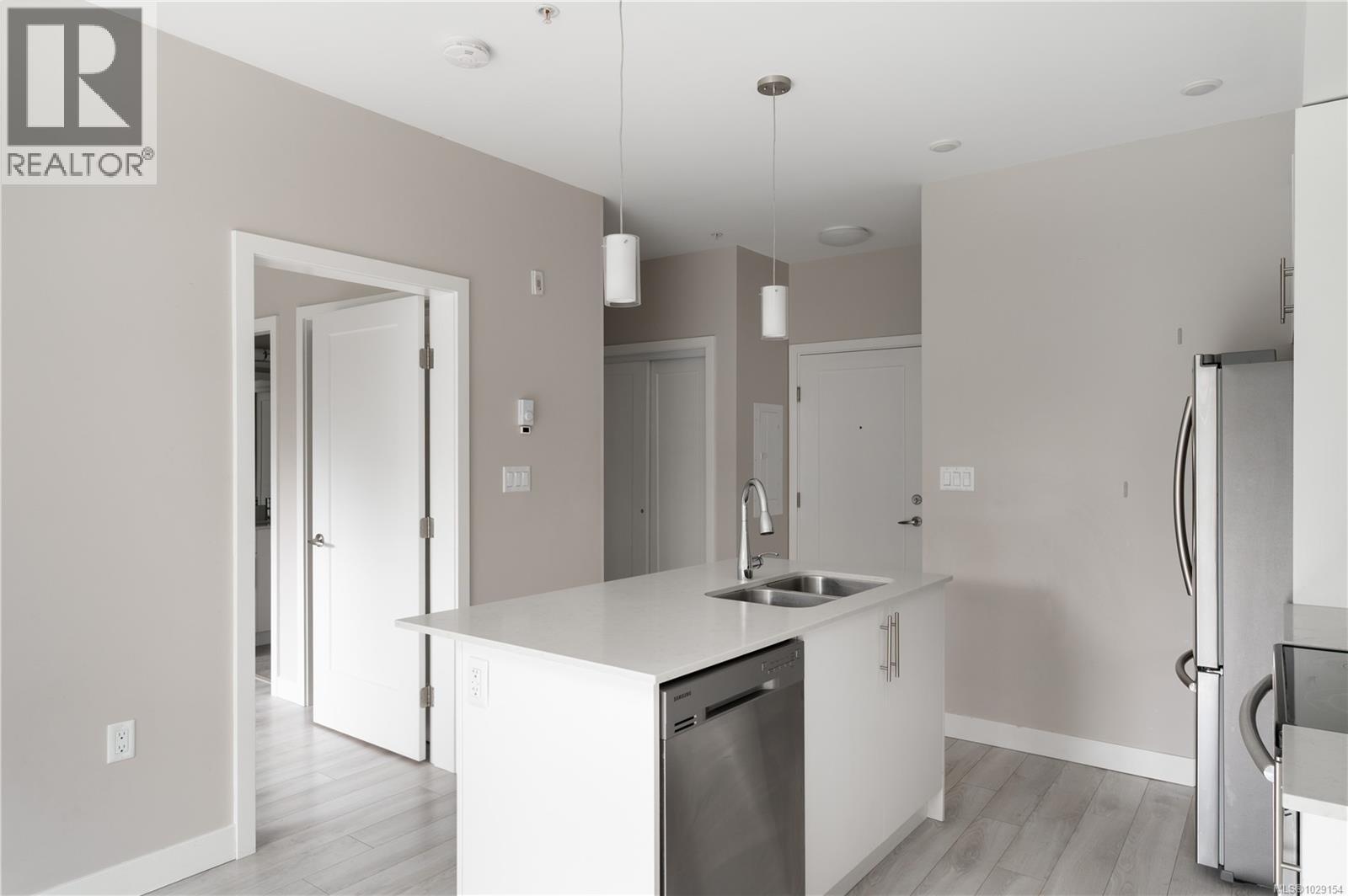 106 1020 Inverness Road, Saanich