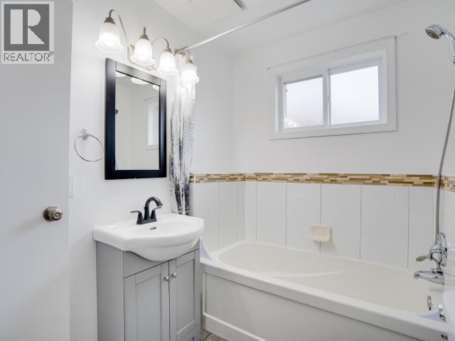 6304 POPLAR STREET, Powell River