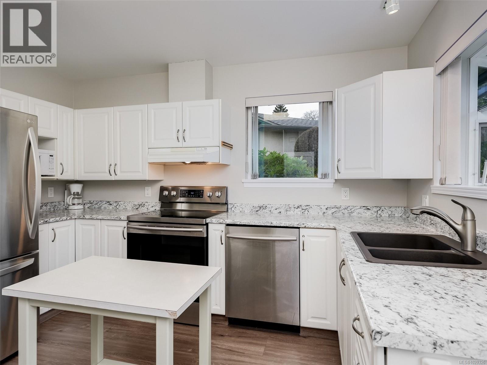12 1473 Garnet Road, Saanich