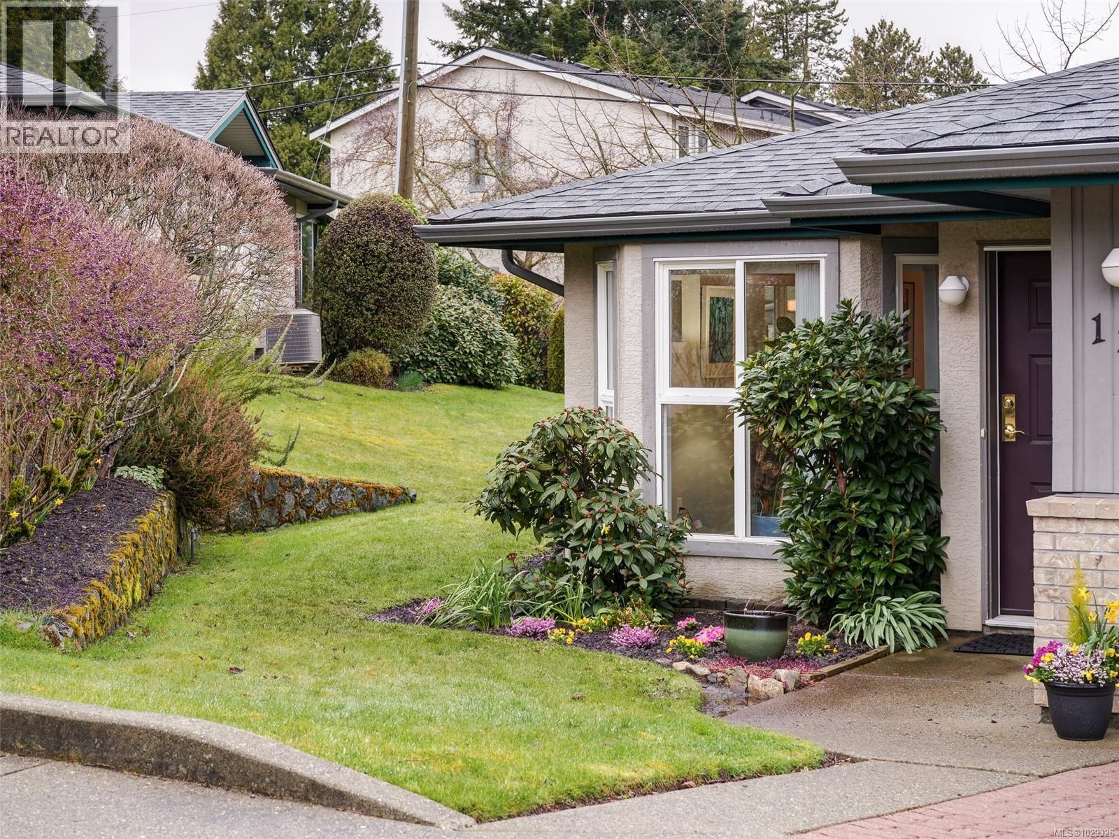 12 1473 Garnet Road, Saanich
