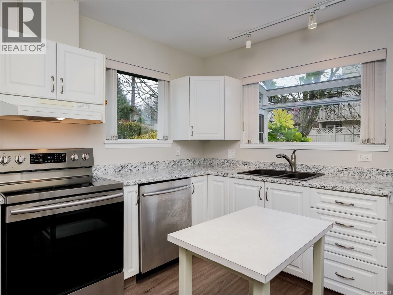 12 1473 Garnet Road, Saanich