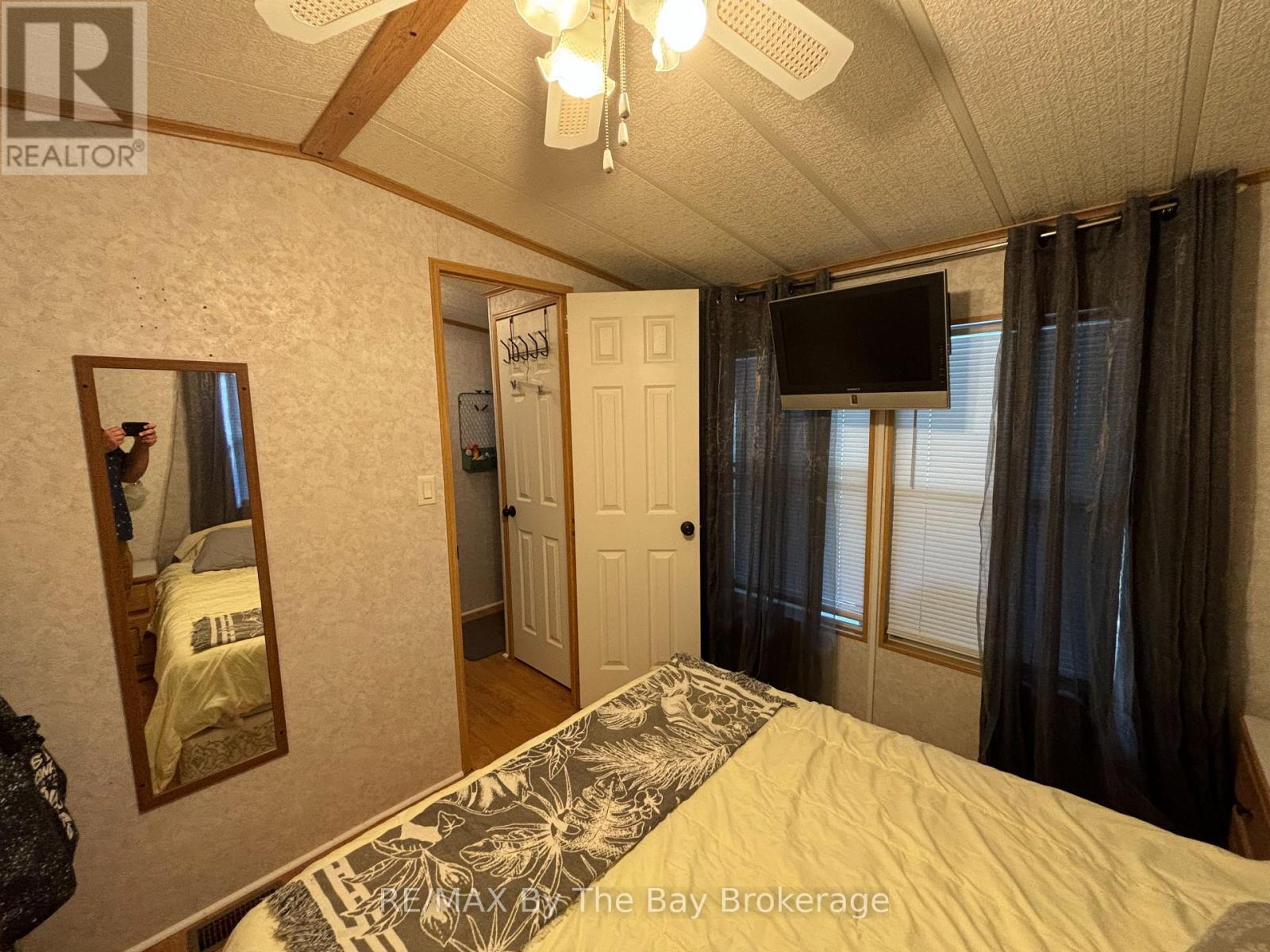 154 - 85 THEME PARK DRIVE — photo 34