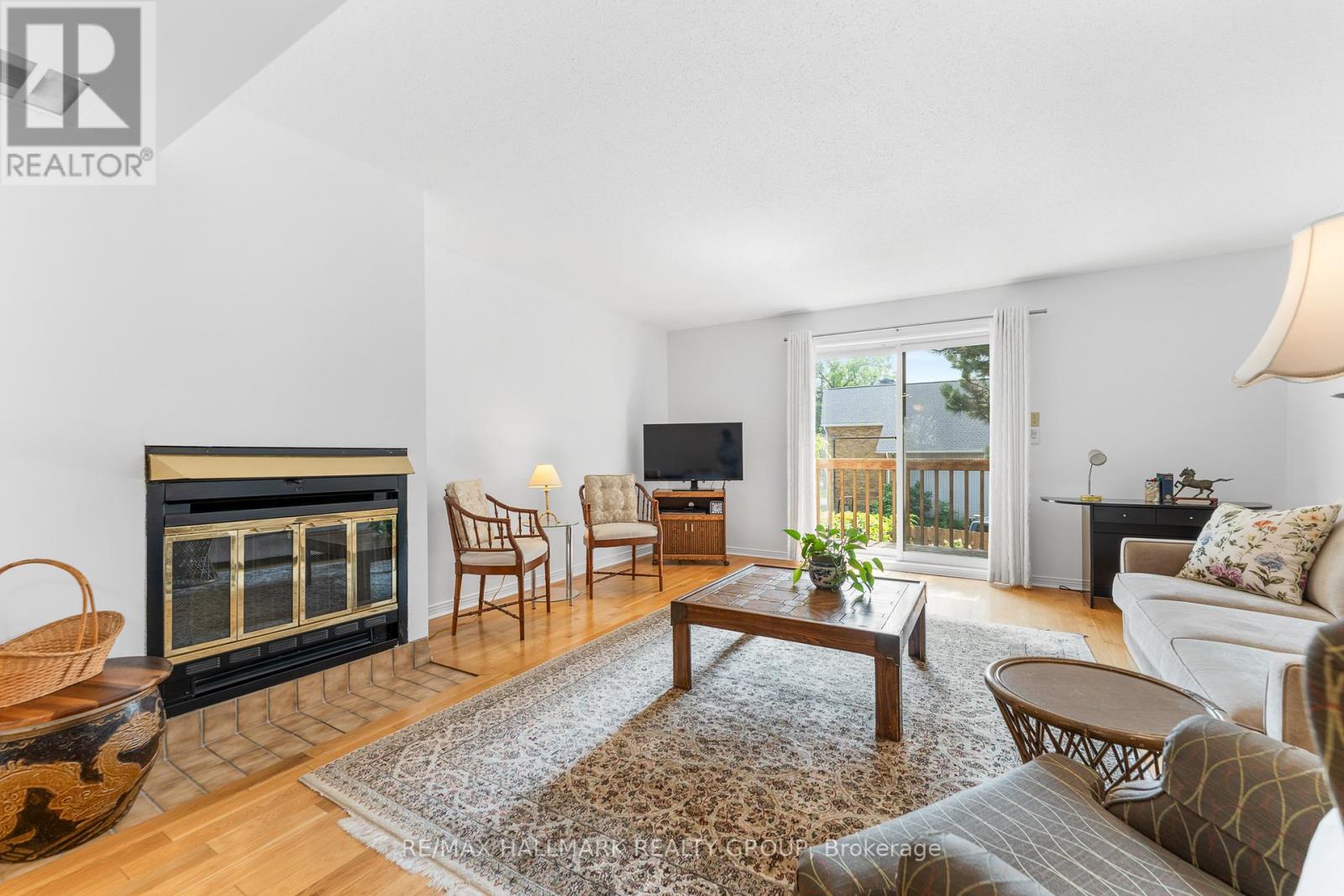 Second level - Living Room with a gas fireplace