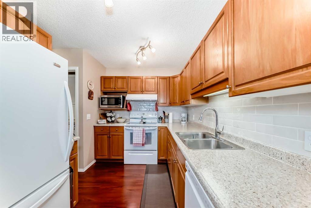 Single Family House for Sale in  Macewan Ridge Villas NW MacEwan Glen Calgary 