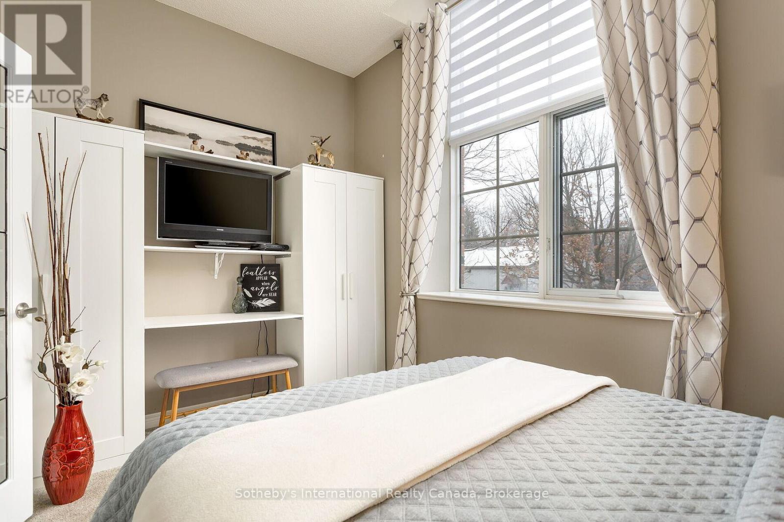 #219 262 DUNDAS STREET E - 32
