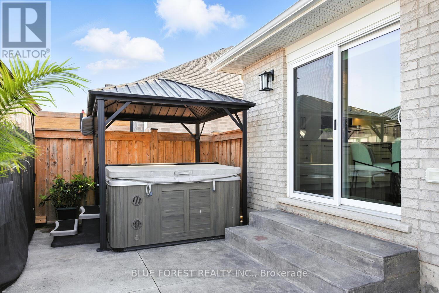 28 WEIR CRESCENT — photo 43