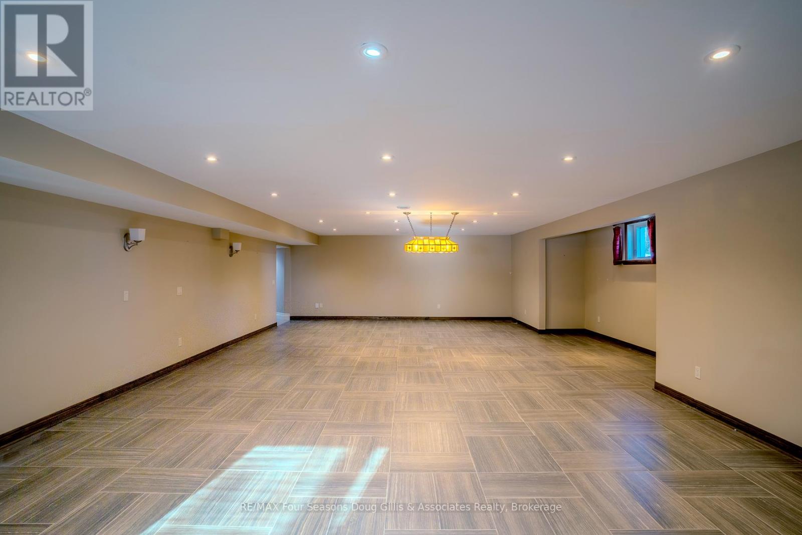 135 ALGONQUIN DRIVE - 20