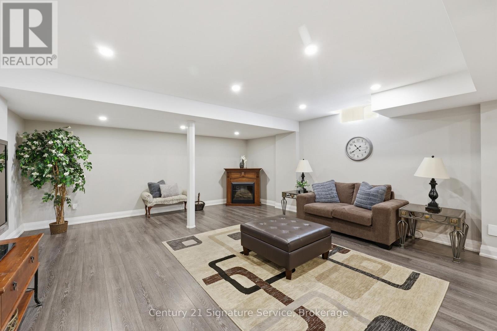 50 CHATEAU DRIVE - 27